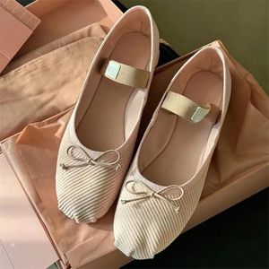 Women Ballet Flats Round Toe Leather Suola esterna Scarpe morbide Designer Resigner Sweet Style