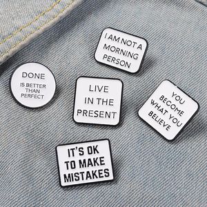 Motywacyjne cytaty Pinki Emalia Żyj życie szczęśliwe broszki torba hat lapel listu