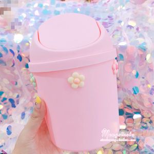 Kawaii Pink Strawberry Flower Waste Bin سطح مكتب محمولة بلاستيك مصغرة مصغرة سلة القمامة ساكورا غرفة نوم القمامة علبة