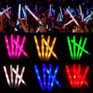 LED rave leksak 30/50 st led skumstång glöd i de mörka ljusskumpinnarna LED mjuka batonger Rave Glow Wands Flashing Tube Concert för parti 240410