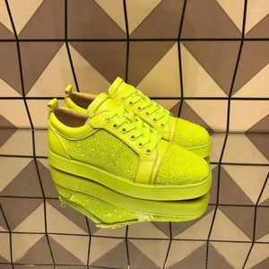 Casual Shoes Fashion Luxury Low Cut Men Trainers Driving Spike Fluorescent Yellow äkta läder Bröllopsnitar Crystal Flats Sneakers