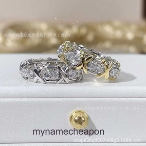 Toppkvalitetsdesignringar för kvinnors 1to1 Tifancy V Gold Plated Cross Set Diamond Ring för kvinnors högklassiga CNC -hand inlagd sexton diamantring Matchande ringsvansring