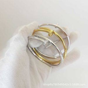 Kort av hög kvalitet V-guld nagelarmband med diamanthuvud och svans 18K nagelformigt armband