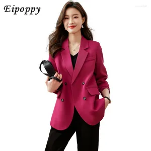 Kvinnors kostymer rosröd kostym Kvinna Kvinnlig tidig höst yngre modedesignkänsla baksida avslappnad topp