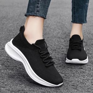 Scarpe casual uomini in vendita 2024 Lace Up Up maschi Vulcanizzare la piattaforma rotonda con punta solida piattaforma mid -tallone versatile sneaker versatile traspirante