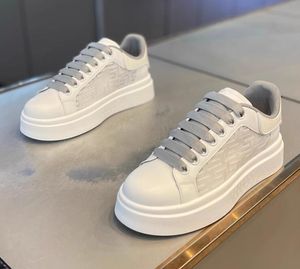 Vit designer löparskor sommar mode mesh ihåliga ut athleisure män bekväma tjocka botten casual sneakes andningsbara tränare sneakers 65162