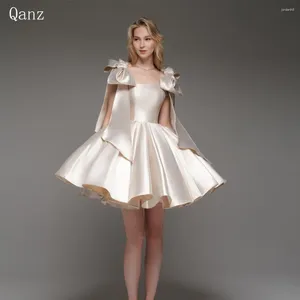 파티 드레스 Qanz Champagne Short Prom Bow 스트랩 새틴 끈이없는 졸업식 드레스 레이스 a woman for Women 2024