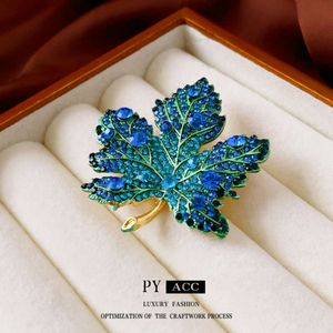 Blue Diamond Maple Leaf Brooch, niszowy kombinezon modowy, przesadna osobowość, akcesoria wysokiej klasy dla kobiet