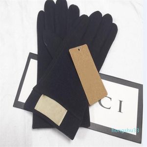 2022 Nya mode Europeiska och amerikanska designer Brand Windproect Leather Gloves Lady Touch Screen Rabbit Fur Mouth Winter Heat Pres3049