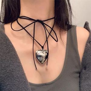 Xialuoke Goth Black Velvet Big Heart Pendant Choker Necklace For Women Elegant Weave Knutted Bowknot Justerbara kedjesmycken 240403