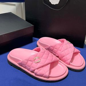 Sandały designerskie Summer Nowy rodzaj sandałów pantofli dla kobiet noszących płaskie kapcie na haft haftowy 01