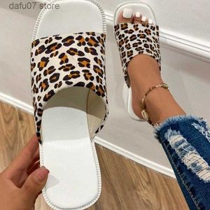 Slippers grossos chinelos de estampa de leopardo para mulheres vestirem fora no verão com solas de esponja de solas e sandálias de praia H240410