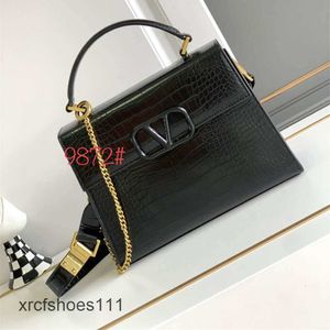 Style Light Napa Official VSLING Product Luxury Lady Pared Leather Runway Stud Buckle Bags High-End Crocodile Womens Pattern Valentnno New Handbag Bag D2RN