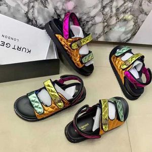 Kurt Geiger Designer Sandaler Kvinnor Stitching Rainbow Flat Beach Sandal Slides Eagle Head Diamond Hook Loop Famous Shoes