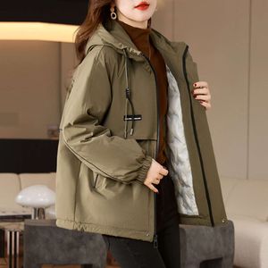 Зарядка куртка, женский короткий 2023 зимний модный стиль, преодолевая маленькую спортивную куртку на открытом воздухе с капюшоном.