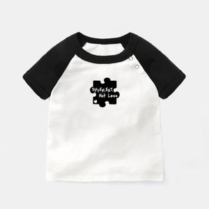 パパの狩猟ガール私たちはあなたにメリークリスマスの新生児の赤ちゃんTシャツ幼児グラフィックラグランの色のティートップスを願っています