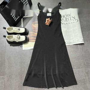 基本的なカジュアルドレスデザイナー早春、ニューミュウナニュー甘くてスパイシーなスタイルビッグウネックデザインスリムなボディ、滑りやすいストラップ小さな黒いドレス