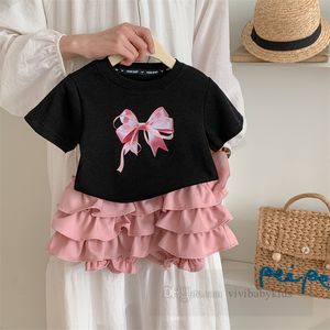 2024年の夏の女の子の服セットキッズボウ印刷ビーズラウンドカラーレース半袖Tシャツ階層ファルバラケーキスカート2pcs子供王女衣装Z7609