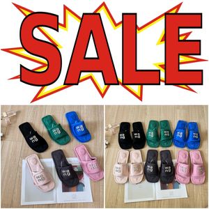 Designer glider lyxiga sandaler Kvinnor glider på svart rosa gröngrå blå pool mocka Roteston kardborrbock Gai Fashion Week Party 35-42
