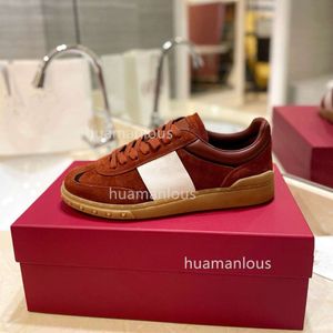 Women Leather Valenstino Sneakers عرضية جديدة مصممة حقيقية أحذية مريحة منخفضة أعلى زوجين تدريبات مسطحة أسفل الدانتيل على الرياضة 7pk3