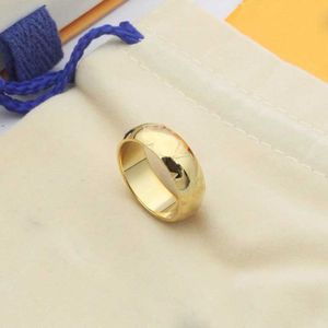 2024 Nuovi anelli di design uomini Donne Domenne Domenne Gioielli in oro Luxury Giorri amanti Coppia Anello nuziale 6 Styles Taglia 6-9