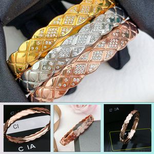 Designers Armband Jewlery Designer för Women Rhombus Pattern Charm Armband Trendy Elegant Simple Party Jewelry Present Birthday Present