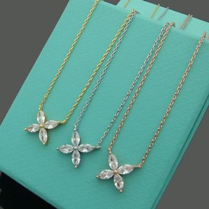 Kvinnors hänge halsband Fyra bladhästborrhalsband designer smycken stora och små borror bröllop julklapp2667