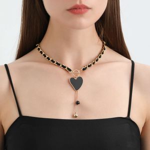 ベート生地、黒いハート型のフリティラリアネックレス、女性用クールなスタイルの鎖骨チェーン、タッセルカラーの装飾で包まれた宝石