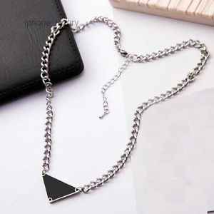 Designer Sier Mens Women Triangle Word moderlig ny punk mens emalj cool street damer trend hänge halsband kvinnors kedja smycken zb011 f23