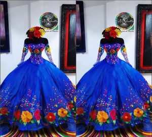 2022 Vintage królewski niebieski meksykański 16 sukienek Charro Flower Imploide z ramion Quinceanera Iluzja Long 2179978