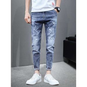 Jeans angustiados, modernos pés pequenos de masculino, 2024 Verão fina da versão coreana da moda elástica e elástica de calças cortadas