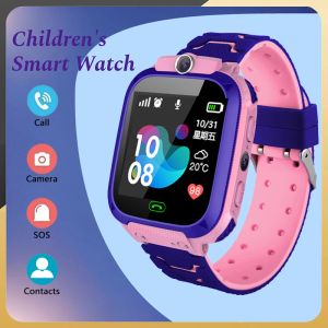 Смотреть 2G SIM -карта SOS LBS LOCATE KIDS SMART WATCH Игры для телефонов 12 языков тревога голосовой чат звонок дети Умные часы камеры камеры