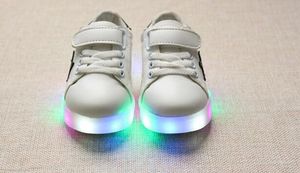 Nya pojkar flickor barn ledde barn lyser upp sportskor lysande glödande pu andningsbara sneakers lägenheter skor storlek 21-30