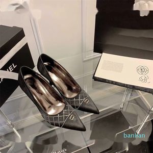 المصمم الكلاسيكي هولو هيلز هيلز أحذية مسطحة كعب رفيع الكعب عالي الدبطة للسيدات اللباس الحذاء صندل نساء