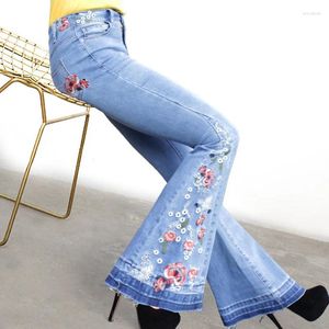 女性のジーンズは女性のためにフレアした刺繍花フレア女性デニムパンツ韓国服ビッグサイズ3xl 4xlパンタローデュージャー