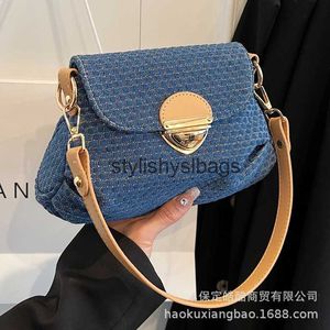 Omuz çantaları çuvalları çuvallar yüksek uç denim koltuklu çanta 2023 yeni fransız niş renk kontrast tek omuz çok yönlü motosiklet crossbody h240410