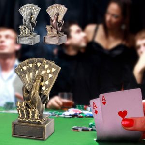 Pokerkort i handstaty guldspelkort troféer med personlig kunglig spolning modern heminredning med anpassad gravering