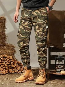 Bawełniany modny kamuflaż Kolor Cargo Spodnie Mens Camo Multi Flap Kieszonkowe spodnie luźne spodażne spodnie na zewnątrz Męskie spodnie 240408