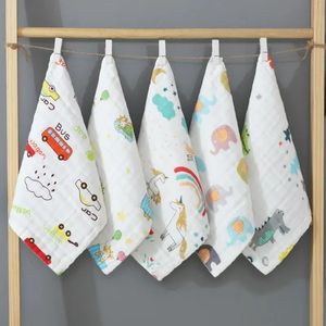 Rastgele 5pcs muslin 6 katmanlar pamuklu yumuşak bebek havlu bebek yüz havlu mendil banyo besleme yüz bez silme geğirme bez 240409