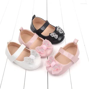 Pierwsze spacerowicze Baby Shiny Buty Śliczne motyl Blingbling Glitter Wysoka jakość Pu TPR Sole Anti-Slip dla Born Girls 0-6-12 miesiące