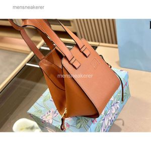 Väskor Designer Fashion 2024 LoEew Bag Hammock Lady Size 23*14cm Casual Leather Women Spanien Classic Tote Long Strap Travel Handväskor