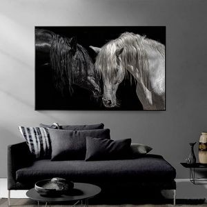 Posters e impressão de cavalos pretos e brancos de cavalos dois cavalos de lona de animais pintando imagens de arte de parede para decoração de sala de sala