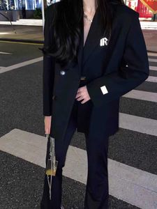 ゆるいデザインとトレンディな韓国の肩パッドジャケットK79mを持つ女性向けのイタリアのハイエンドの英国スタイルの黒カジュアルスーツ