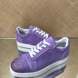 Casual Shoes Fashion Luxury Low Top Men Trainers Driving Spiked Purple Suede äkta läder Bröllopsnitar Crystal Toecaflats Sneakers