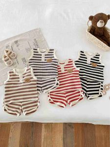 T-Shirts 2024 Yeni Bebek Giysileri Seti Kolsuz Stripe Tee ve Şort 2 PCS Boys Trailsuit Waffle Kızlar Yaz Giyim 0-3y 240410