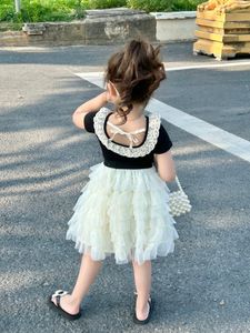 女の子のお姫様服セットキッズホロー刺繍襟バックレス半袖Tシャツガーゼファルバラケーキスカート夏の子供服Z7619
