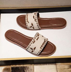 Дизайнерские плоские сандалии роскошные тапочки женская вышивка модного шлифовального шлифования для летнего пляжного слайд -слайд -жены на низких каблуках высокое качество2024
