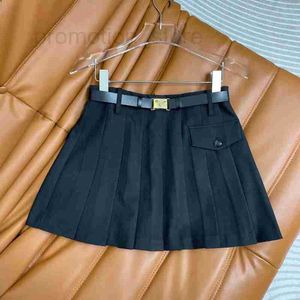 Saias Designer 2024 No início da primavera nova cintura alta Slim Triangle Logo Skirt Casual Short ZPA0