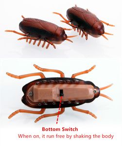 2pcs Электронный таракана для кошачьей батареи с питанием от батареи беговые игрушки для насекомых Pet Dog Cat Interactive Pet Supplies 4.5x2cm