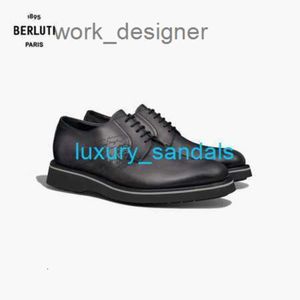 BERLUTI MENS DRESS SHOES LÄDER OXFORDS SKOR BERLUTI 23 Hösten/vintern New Alessio Scritto Leather Derby Shoes Black Grey 050 HBVM 125R